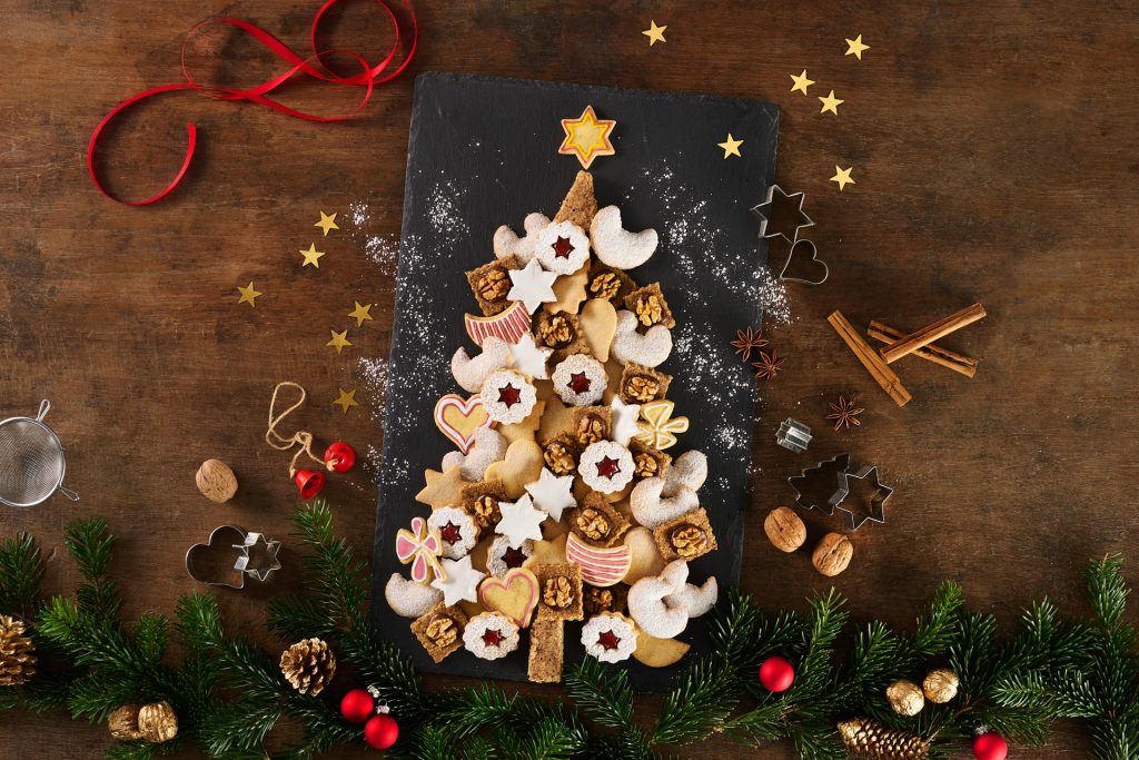 Bemalte und ausgestochene Weihnachtsplaetzchen als Weihnachtsbaum dekoriert fuer die Adventskalender-Kampagne von Lotto Bayern - von Hans Gerlach