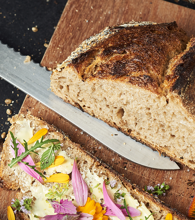 Miche, Sauerteigbrot mit Brotmesser und Bluetenbutter
