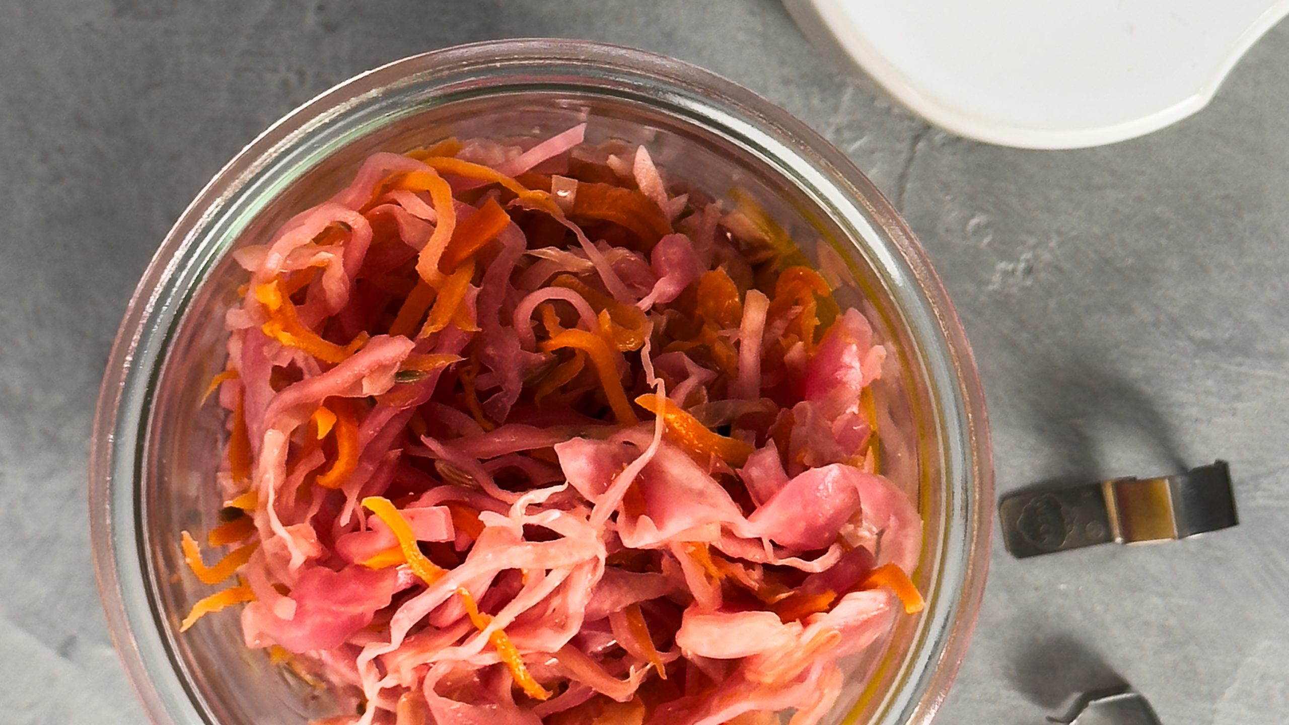Easy und schnell fermentiertes Regenbogen-Kraut oder Rainbow Cole Slaw