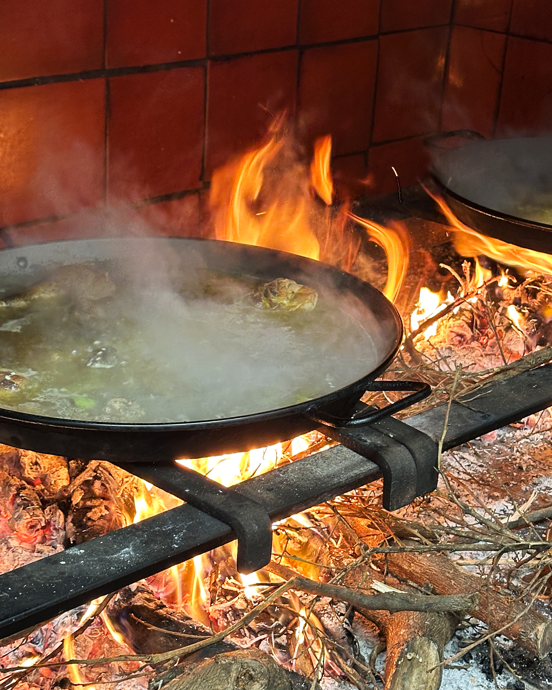 Paella Valenciana bei Paellero Vicente Rioja im Restaurant Rioja in Benissanó, Valencia