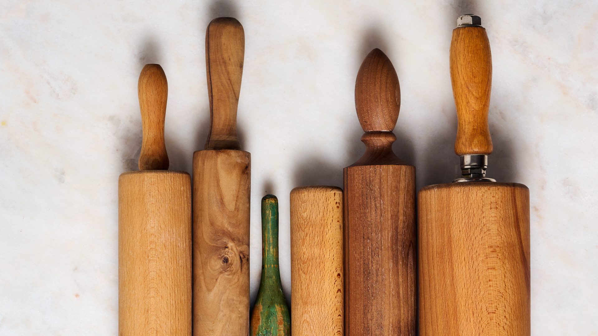 Billige und teure, handgedrechselte teure Nudelhölzer