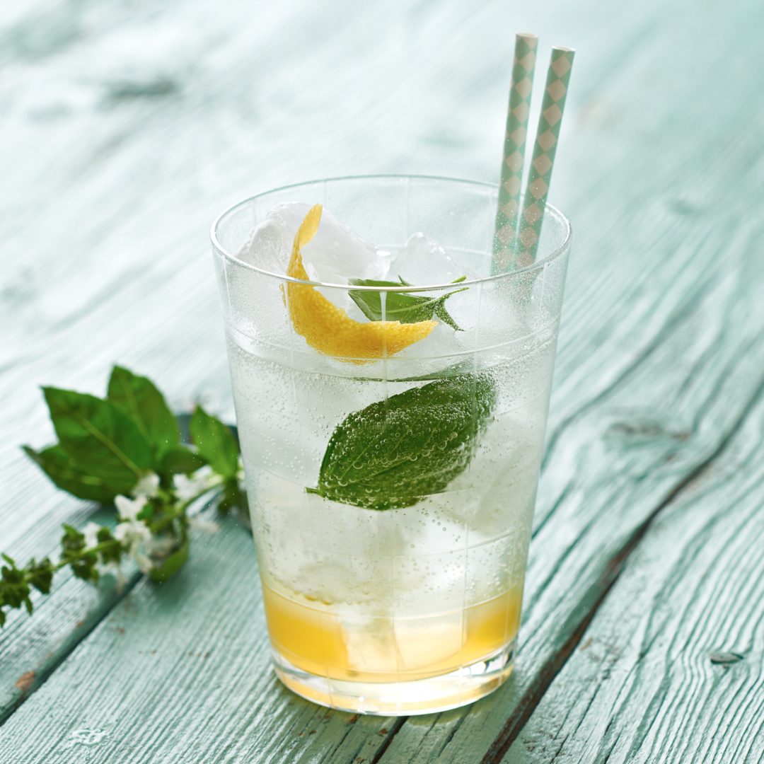 Sommerlicher Longdrink mit Zitronenlikör und Basilikumduft
