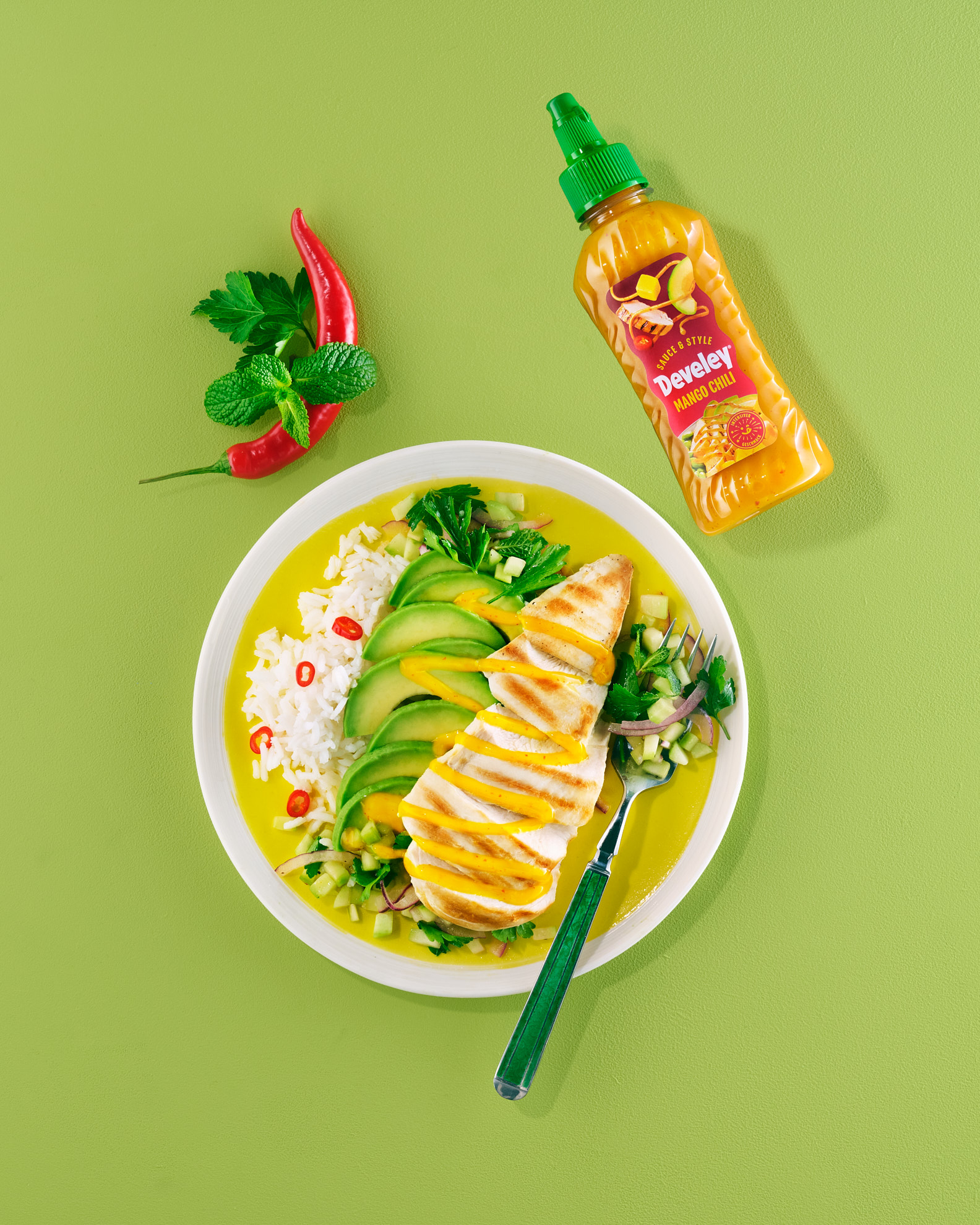 Gegrillte Hähnchenbrust mit Avocado und Mango-Chili-Sauce für Develey
