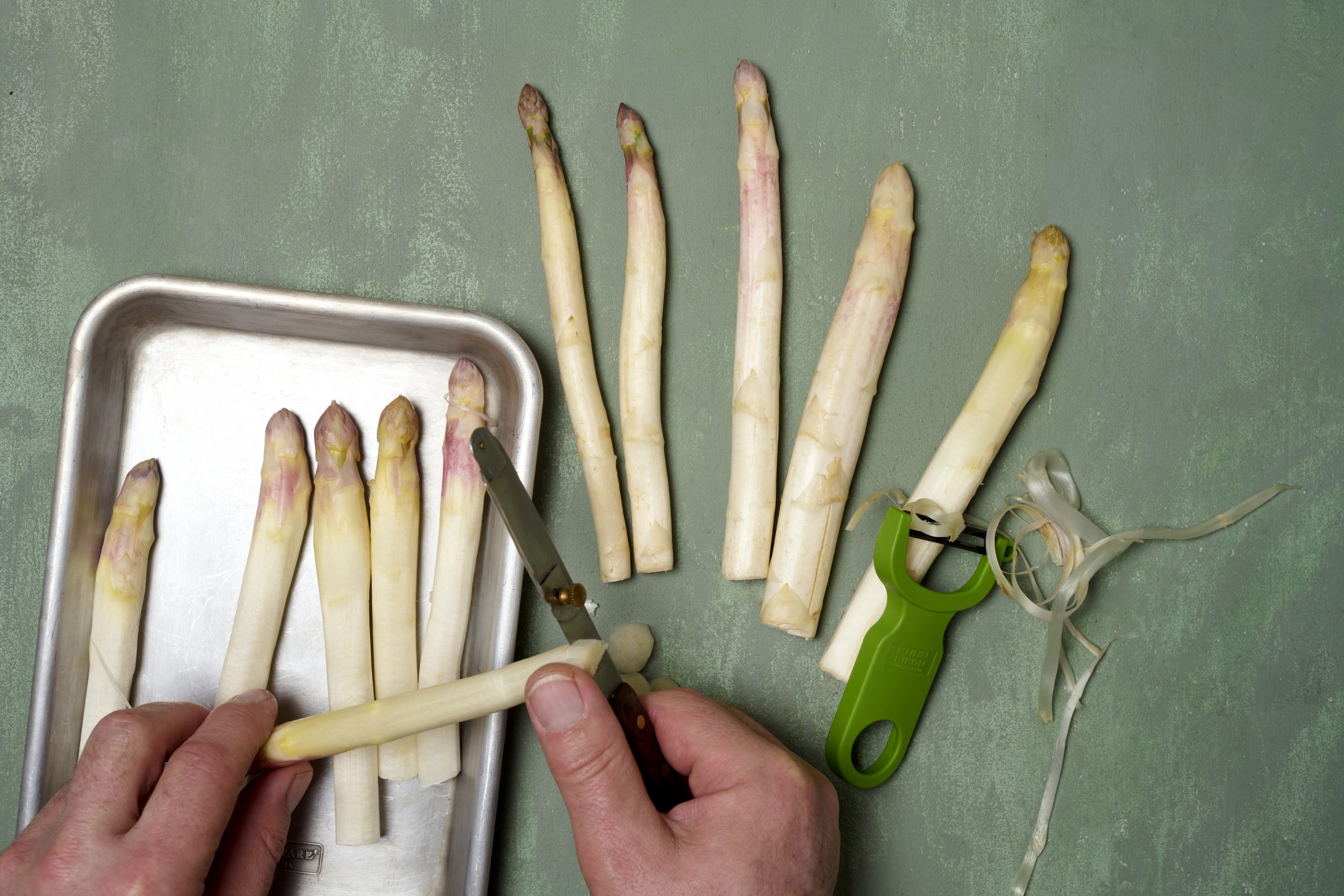 Spargel schälen mit zwei verschiedenen Schäler-Modellen