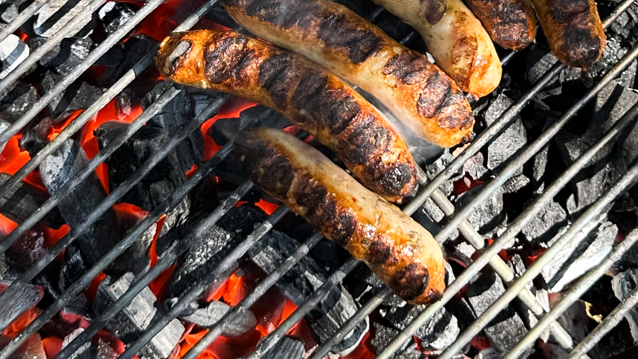 Würstchen auf der Glut