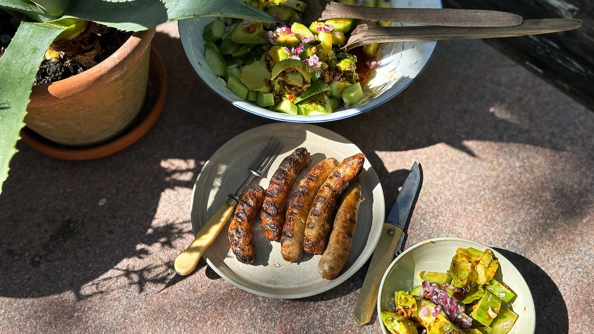 Homemade Würstchen angrichtet auf Steintisch