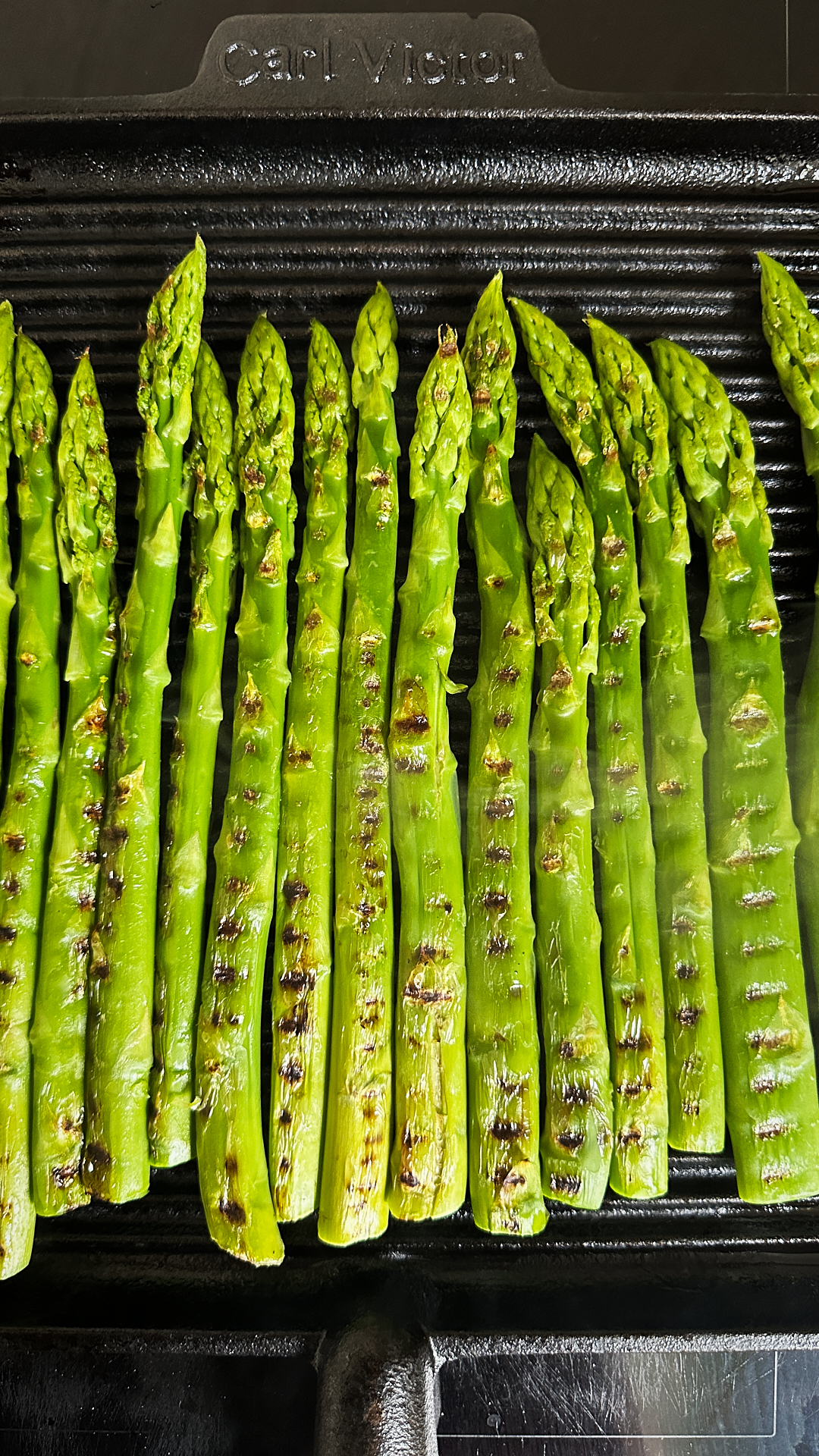 Grüner Spargel in gusseiserner Grillpfanne