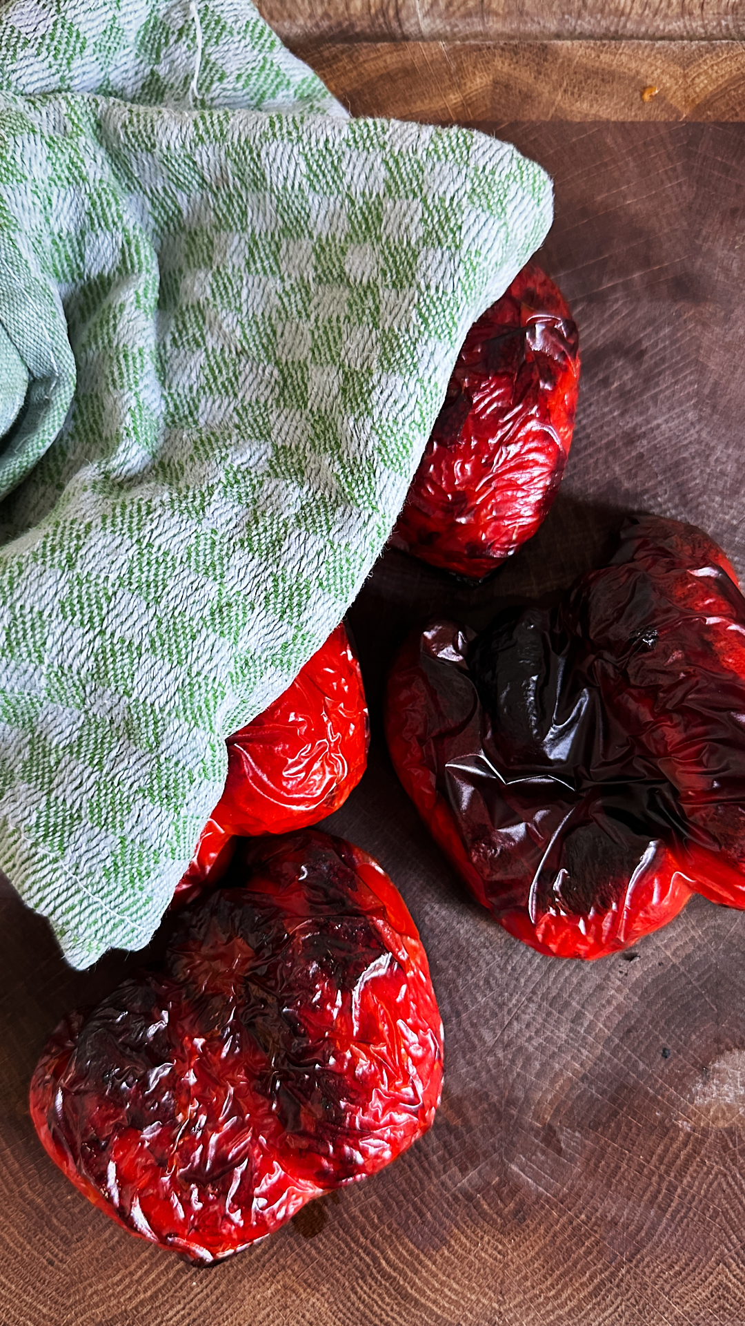 Gegrillte Paprika ruhen mit nassem Tuch 