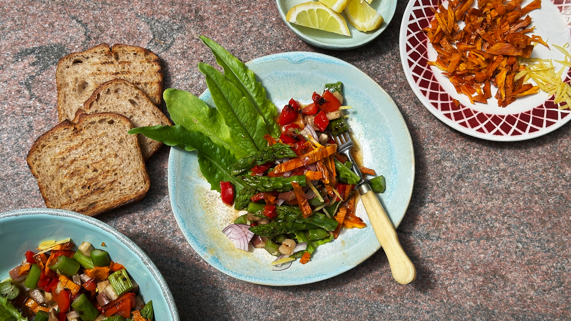 Grillgemüsesalat auf Steintisch
