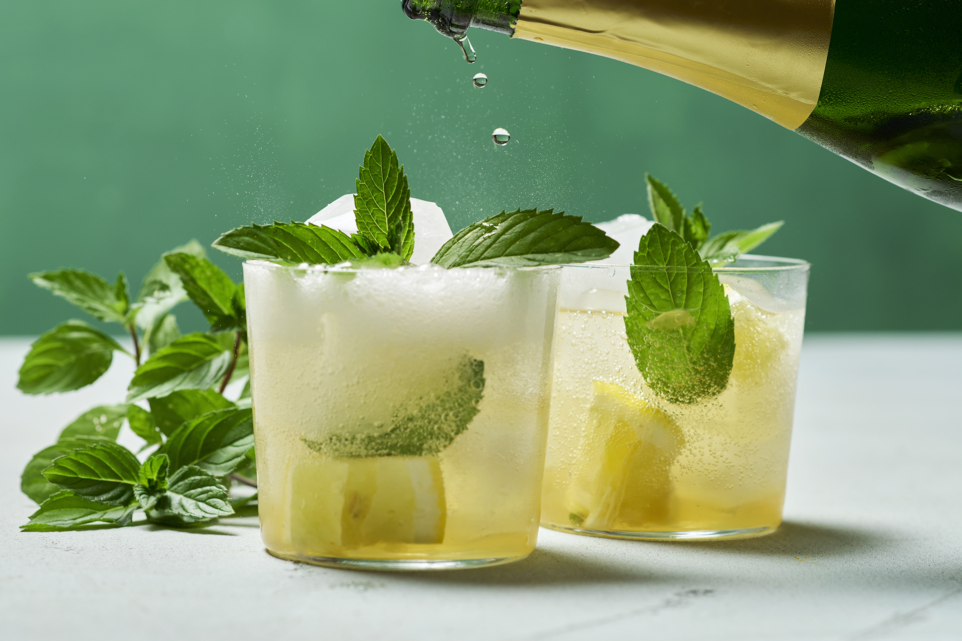 Holdirinha-Cocktail mit Holunderblüten, Prosecco und Minze