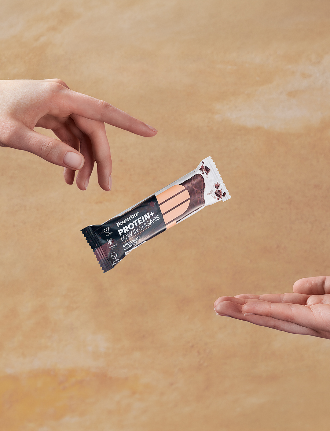 Energieriegel fliegt von hand zu Hand