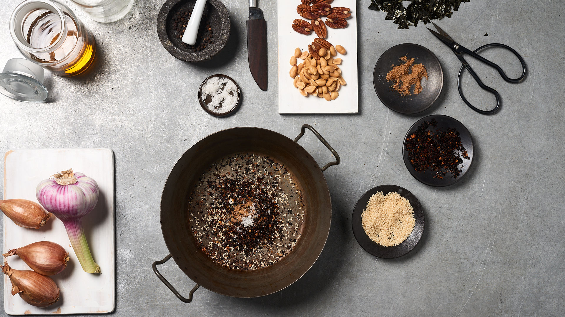 Zutaten-Arrangement für DIY Chili crunch