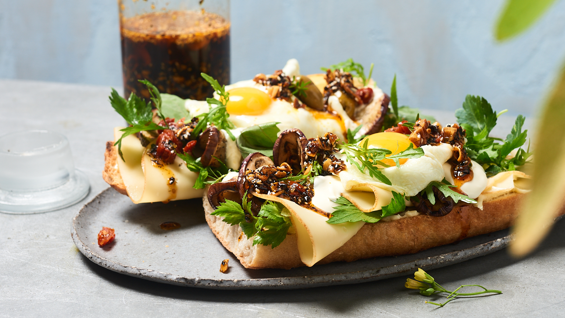 Homemade Chili crunch auf Frühstücksei-Sandwich