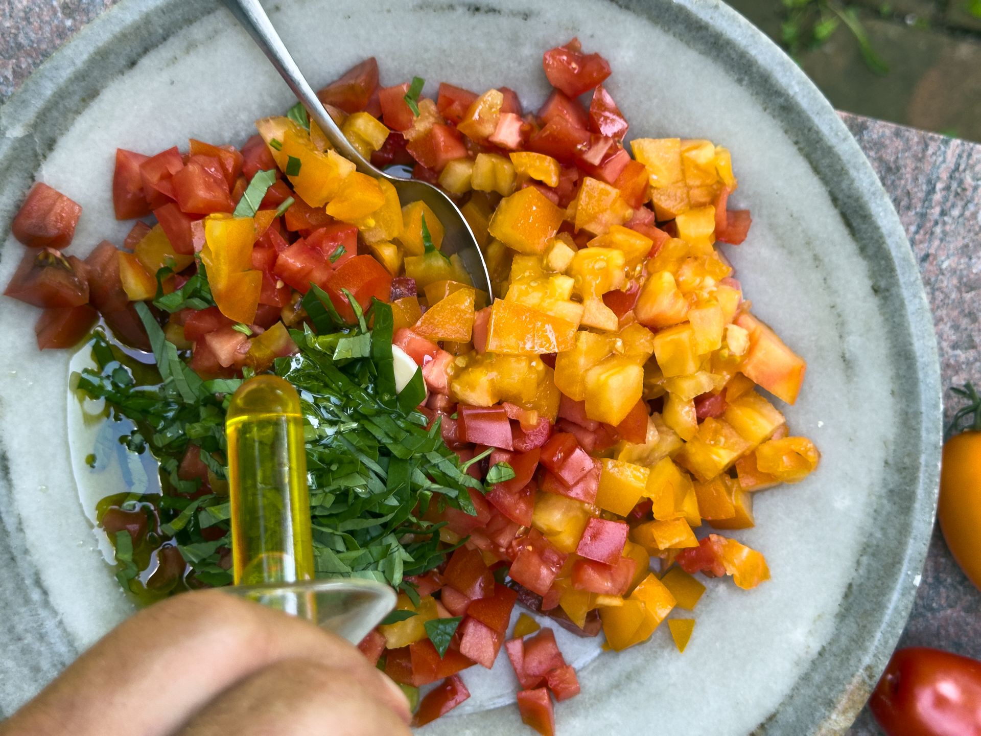 Tomaten als rohe Sauce mariniert mit Olivenöl