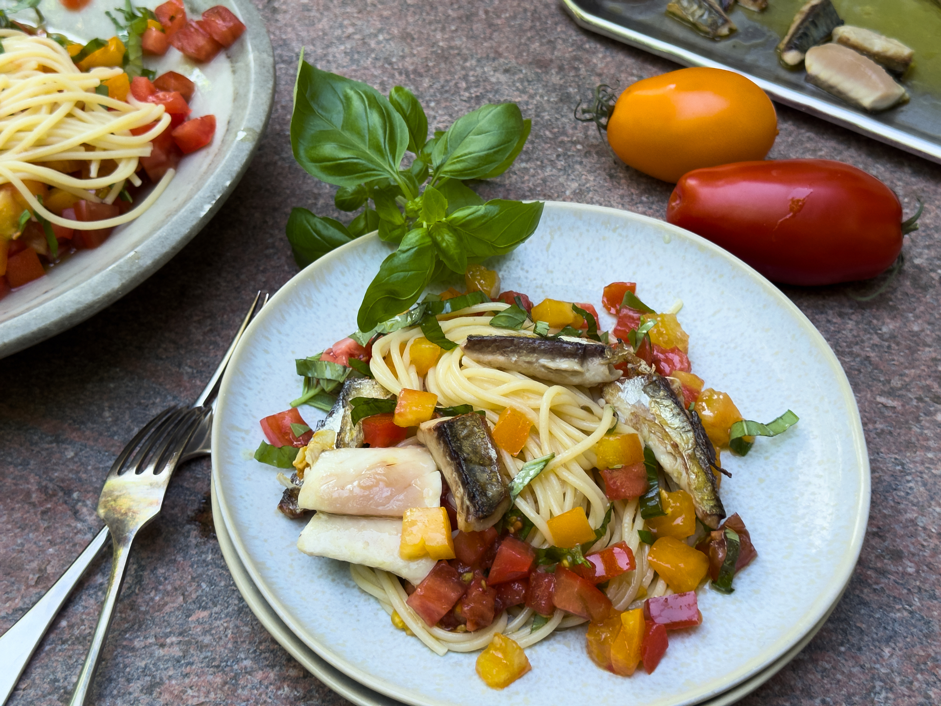 Sommerliche Pasta mit kalter Tomatensauce