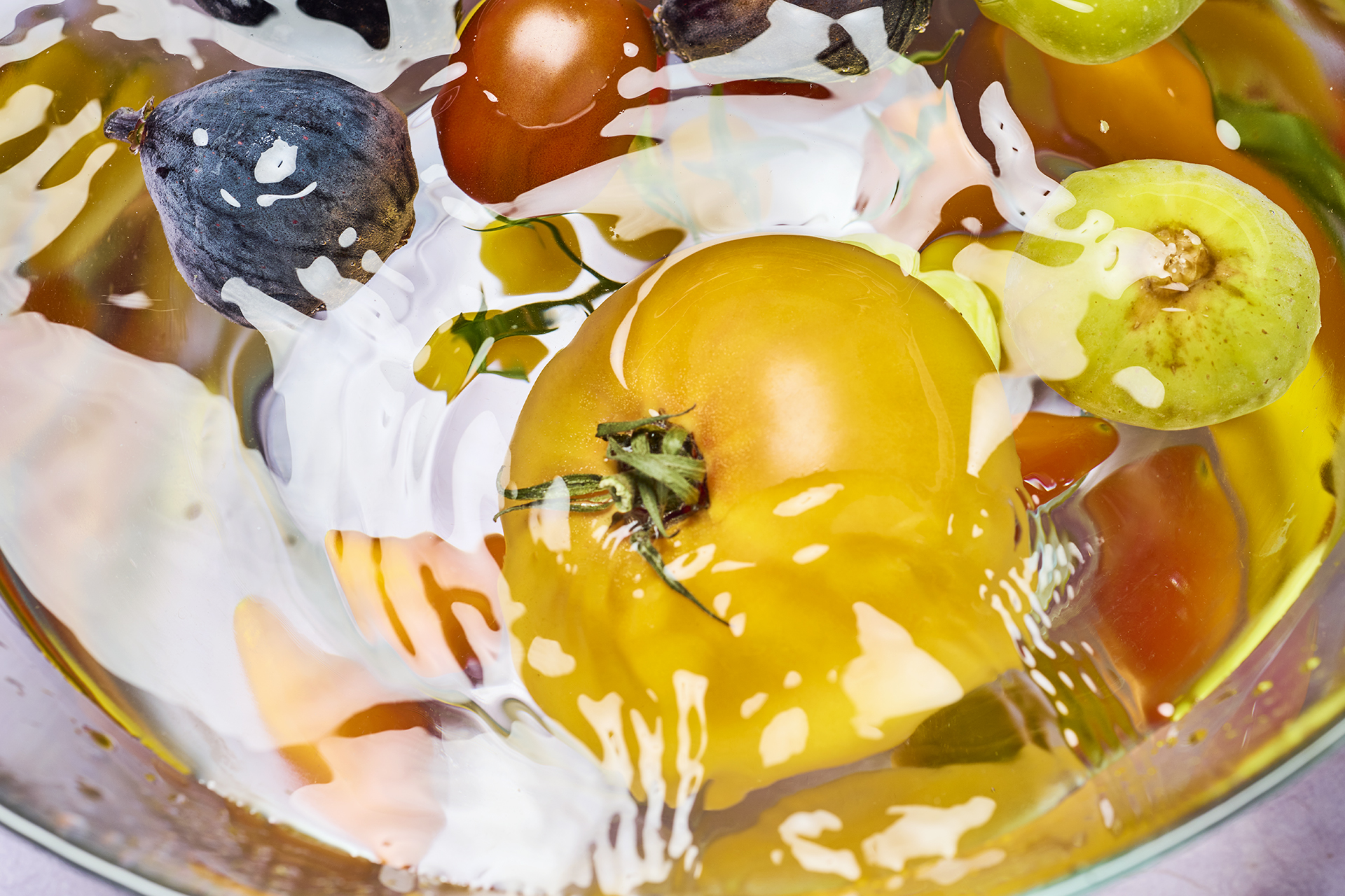 Tomaten und Feigen im Wasser